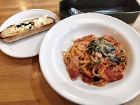 ほうれん草とソーセージのトマトソース