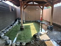 喧騒を感じる露天風呂