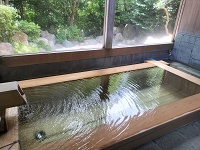 かけ流しの桧風呂
