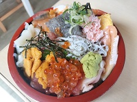 豪華な海鮮丼
