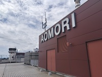 青森空港に到着