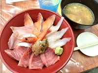 うまそうな海鮮丼だが・・・