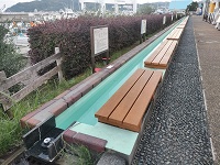長～い足湯
